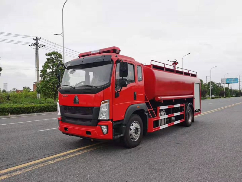 重汽12噸森(sēn)林(lín)供水(shuǐ)車(chē)