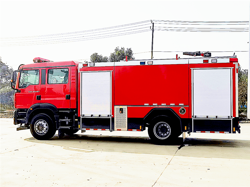 汕德卡8噸水(shuǐ)罐消防車(chē)