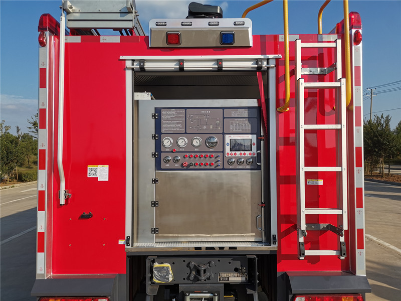 重汽A類泡沫主戰消防車(chē)