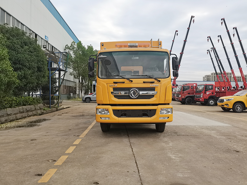 程力牌東(dōng)風(fēng)多(duō)利卡3000方排水(shuǐ)車(chē)（休息室）