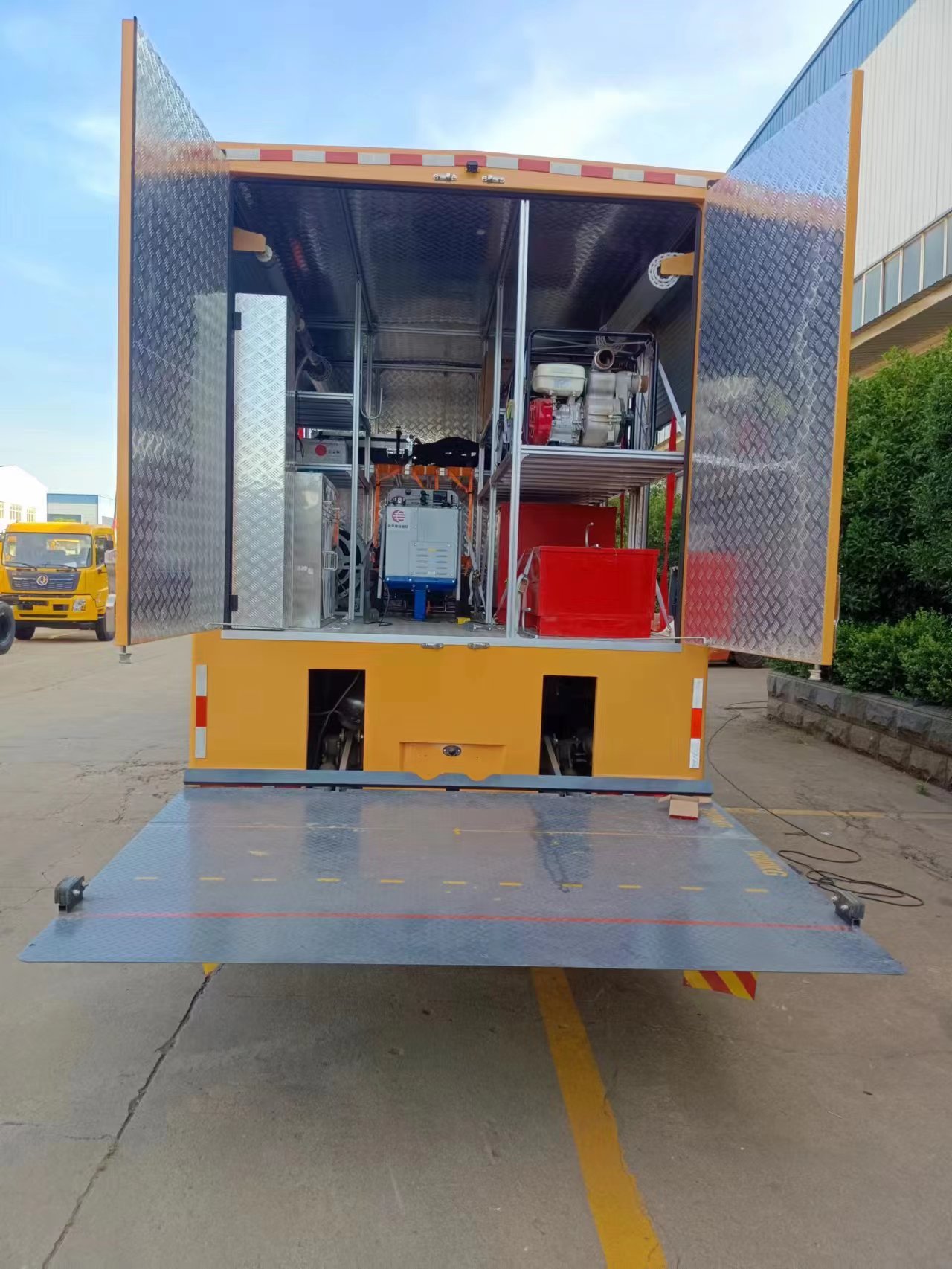 重汽豪沃裝備車(chē)