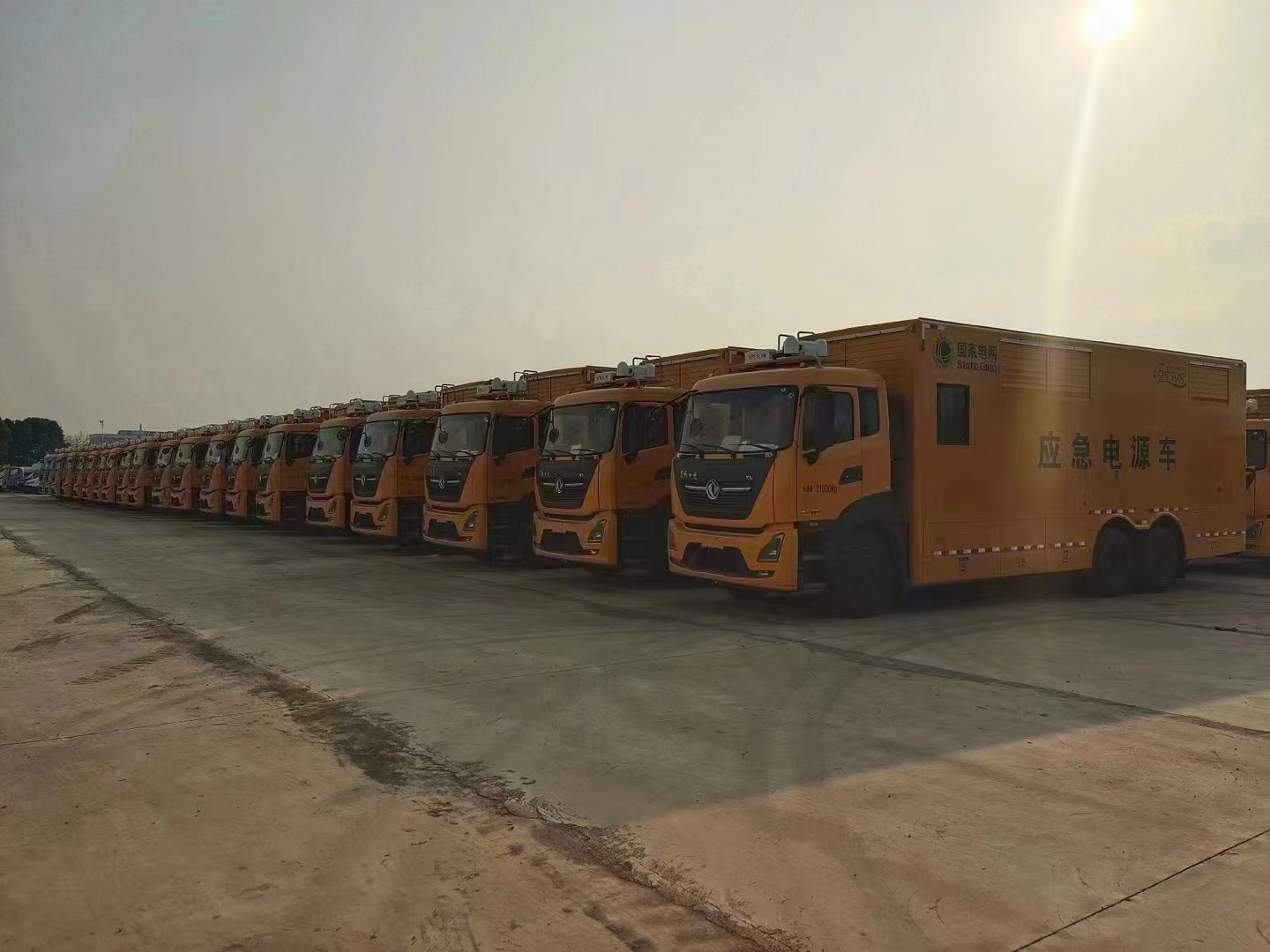 東(dōng)風(fēng)天龍後雙橋800KW電(diàn)源車(chē)