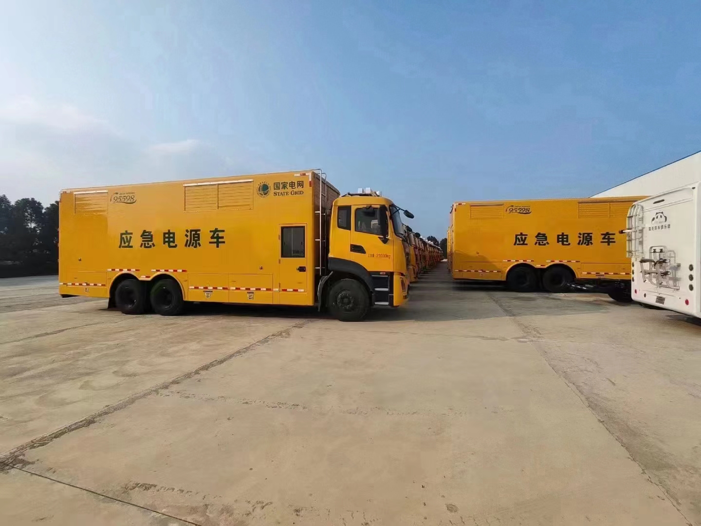 東(dōng)風(fēng)天龍後雙橋800KW電(diàn)源車(chē)