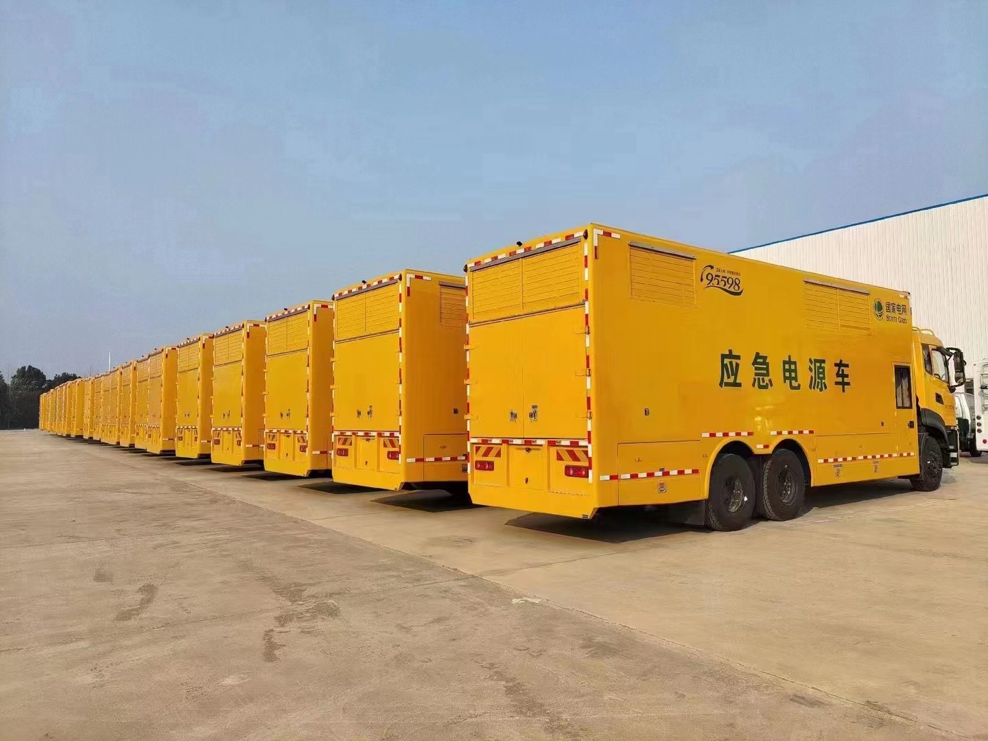 東(dōng)風(fēng)天龍後雙橋800KW電(diàn)源車(chē)