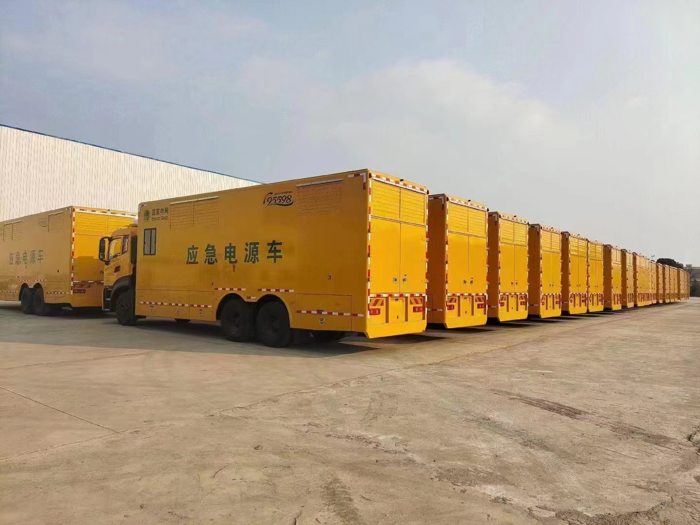 東(dōng)風(fēng)天龍後雙橋800KW電(diàn)源車(chē)