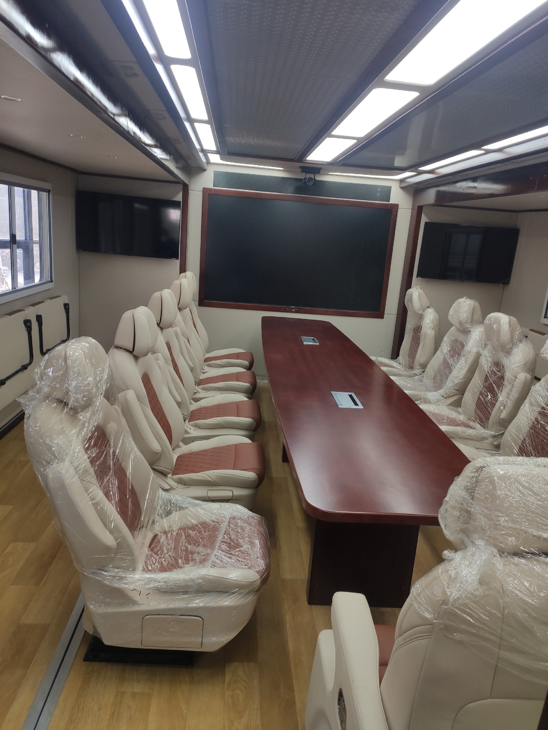 重汽汕德卡後雙橋指揮車(chē)