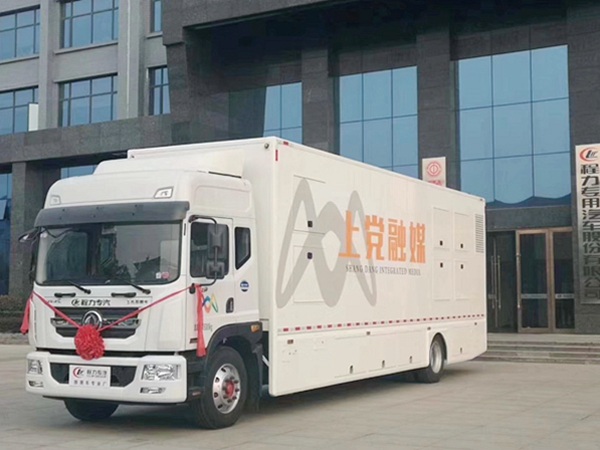 衛星通(tōng)訊指揮車(chē)