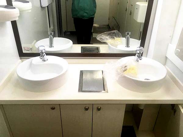 大(dà)型移動公廁車(chē)4-8個(gè)獨立衛生(shēng)間(jiān)