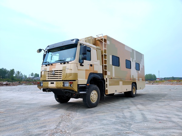 重汽豪沃四驅12人(rén)宿營車(chē)