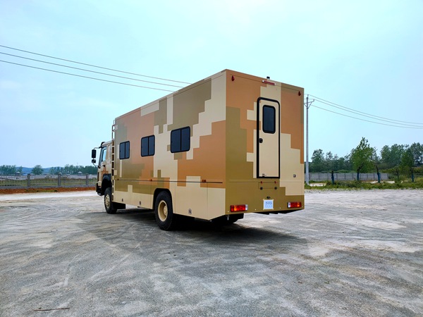 重汽豪沃四驅12人(rén)宿營車(chē)