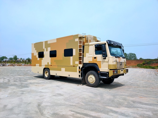 重汽豪沃四驅12人(rén)宿營車(chē)