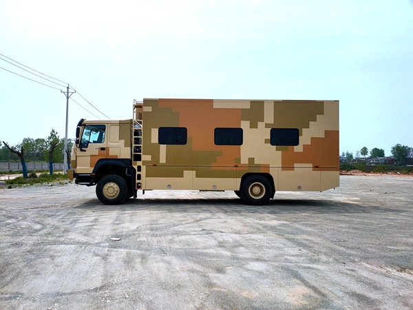 重汽豪沃四驅12人(rén)宿營車(chē)