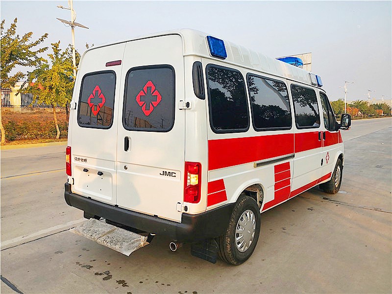 江鈴特順長(cháng)軸中頂柴油版救護車(chē)