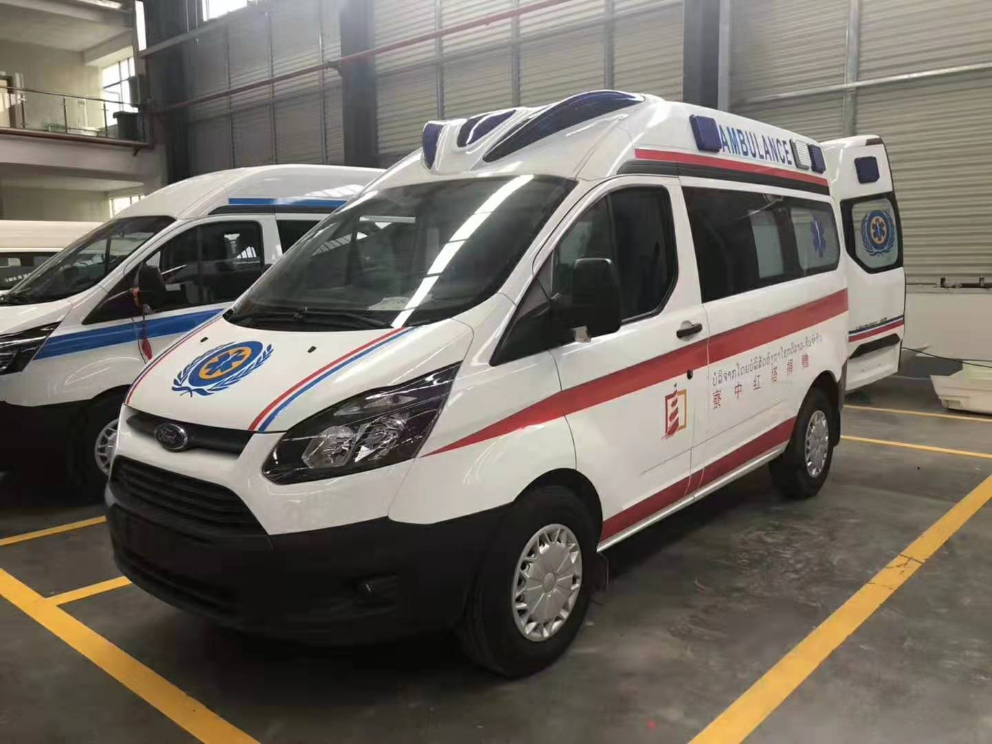 福特V362新全順短(duǎn)軸中頂救護車(chē)