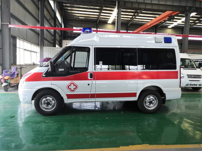 福特V348短(duǎn)軸中頂監護型救護車(chē)