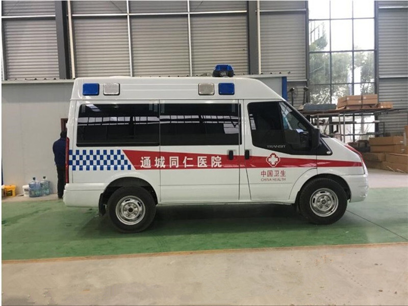 福特V348短(duǎn)軸中頂監護型救護車(chē)