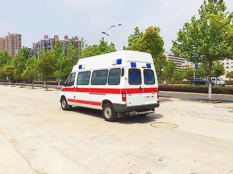 江鈴特順長(cháng)軸高(gāo)頂柴油版救護車(chē)