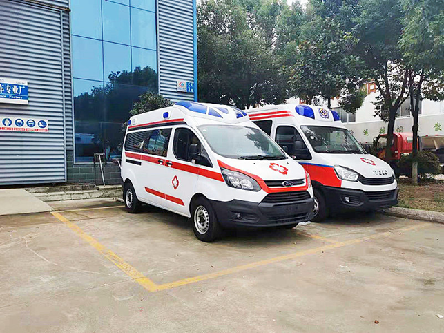 福特全順V362汽油版中軸中頂救護車(chē)