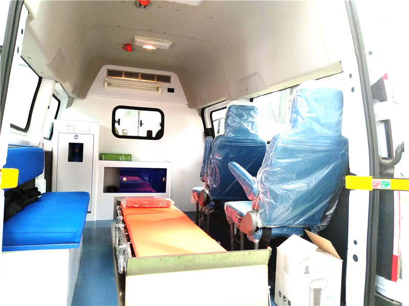 江鈴特順短(duǎn)軸柴油轉運型救護車(chē)