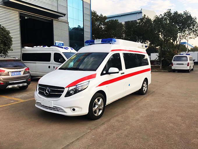 國(guó)六奔馳監護型救護車(chē)