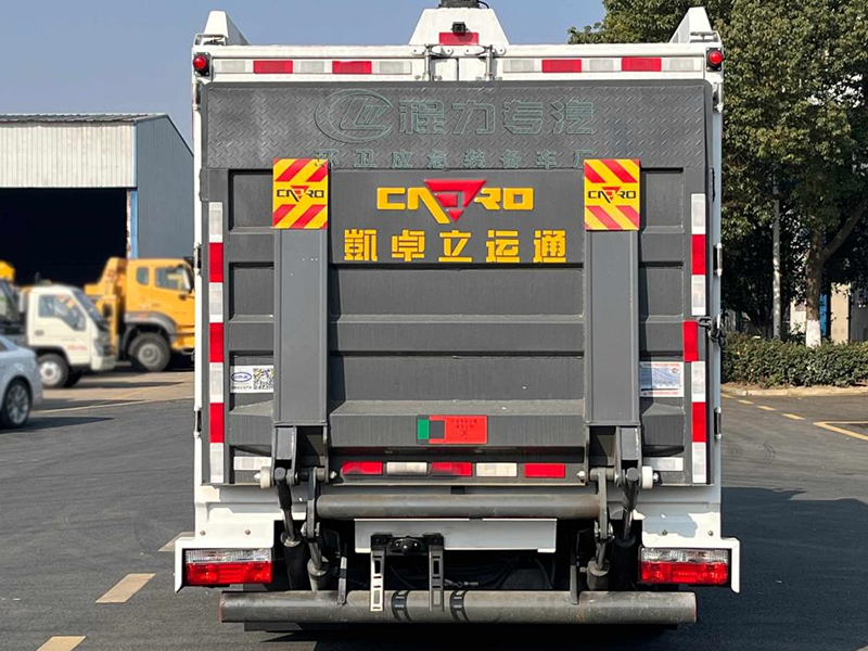 東(dōng)風(fēng)小(xiǎo)多(duō)利卡裝備車(chē)