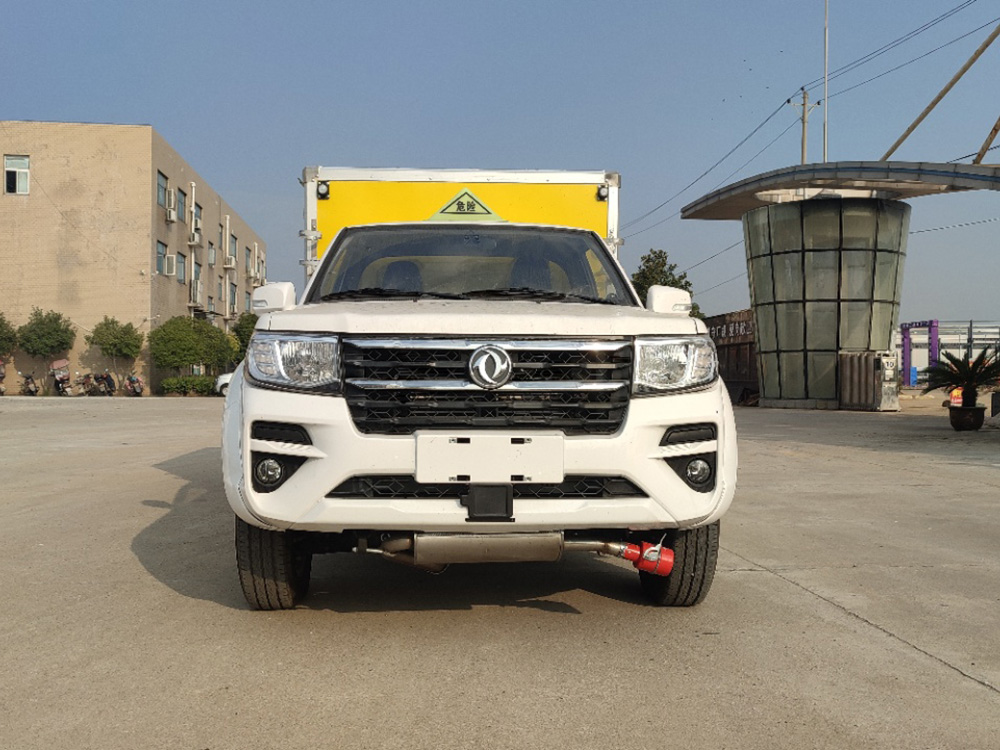 東(dōng)風(fēng)皮卡爆破器(qì)材運輸車(chē)