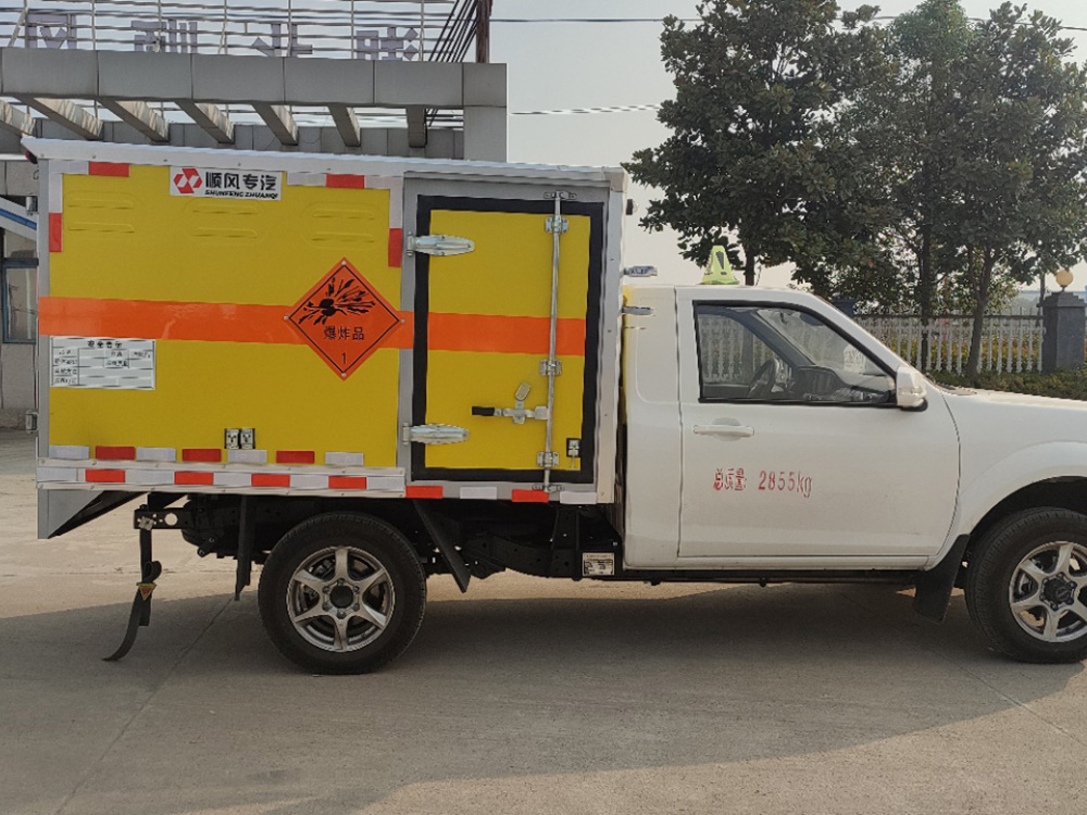 東(dōng)風(fēng)皮卡爆破器(qì)材運輸車(chē)