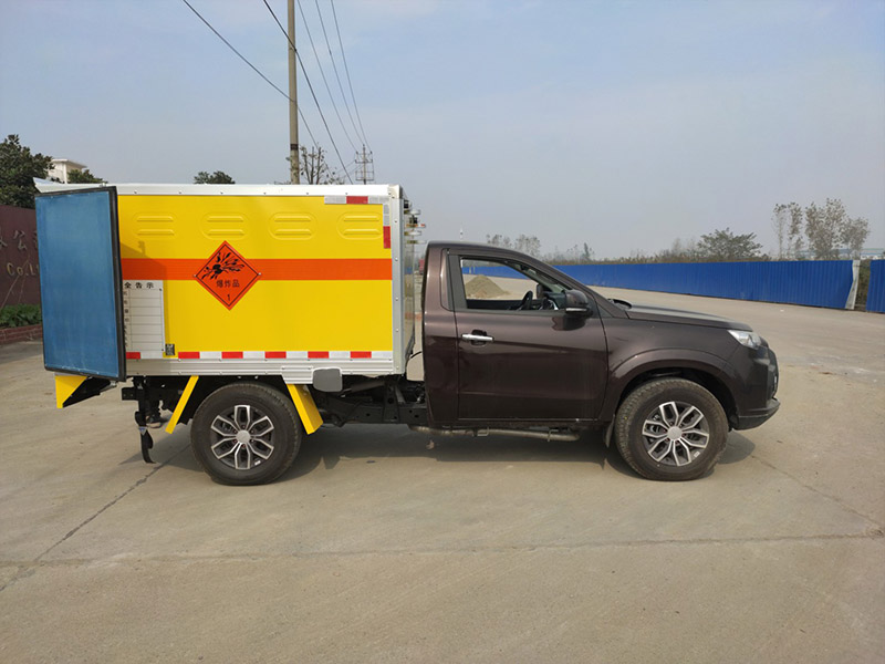 江鈴皮卡2.35米爆破器(qì)材運輸車(chē)