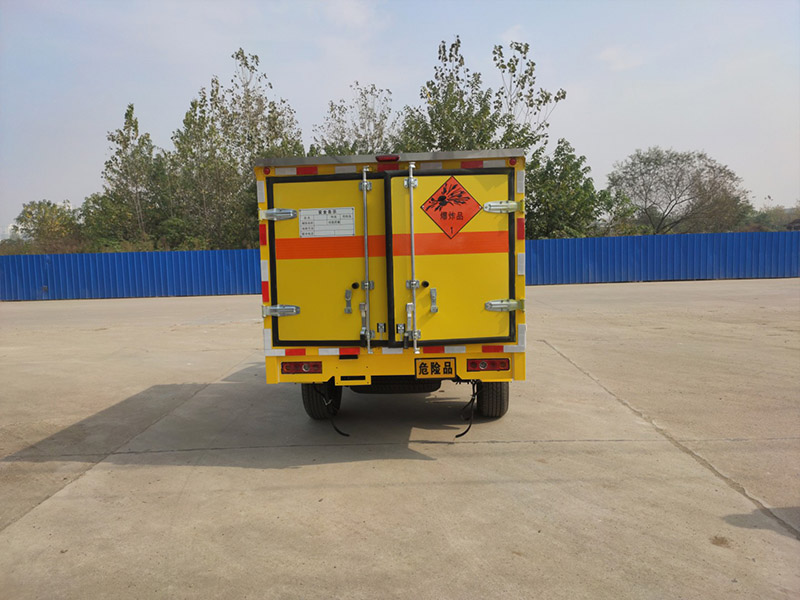 江鈴皮卡2.35米爆破器(qì)材運輸車(chē)